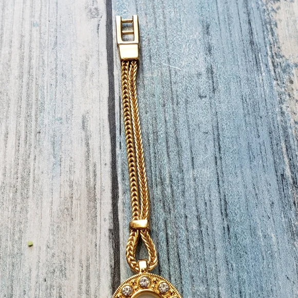 Avon Analog watch. - Picture 5 of 15